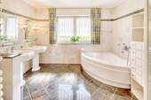 Badezimmer im Untergeschoss - 