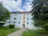 Blick zum Objekt - Groitzsch* helle 3 Zimmer-Wohnung *gr.Wohnzimmer*neuer Fussboden* sep. Küche*Tageslichtbad*