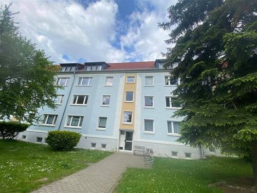 Blick zum Objekt - Groitzsch* helle 3 Zimmer-Wohnung *gr.Wohnzimmer*neuer Fussboden* sep. Küche*Tageslichtbad*