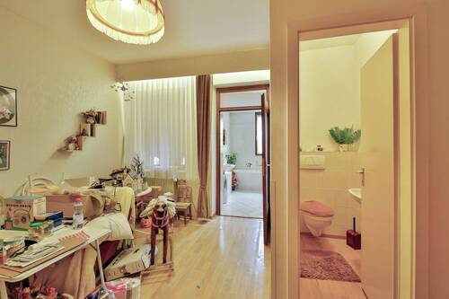 Zimmer und separates WC EG - 