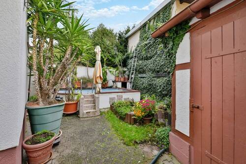 Hinterhof mit Pool EG - 