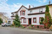 Straßenansicht - 7 Zimmer Mehrfamilienhaus, Wohnhaus zum Kaufen in Bretten