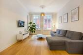 Wohnzimmer - Kiezgeflüster trifft Altbau-Deluxe - kernsaniert und durchdacht: 3,5 Zimmer mit grüner Oase