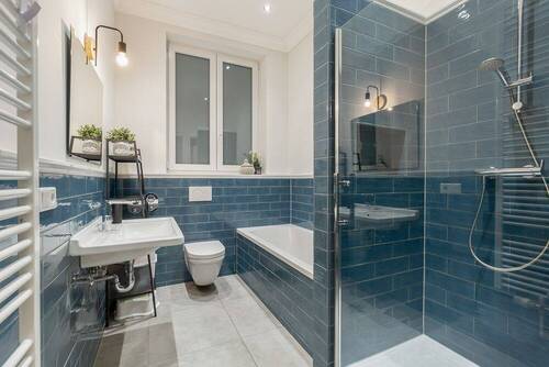 Wannenbad mit Fenster - 