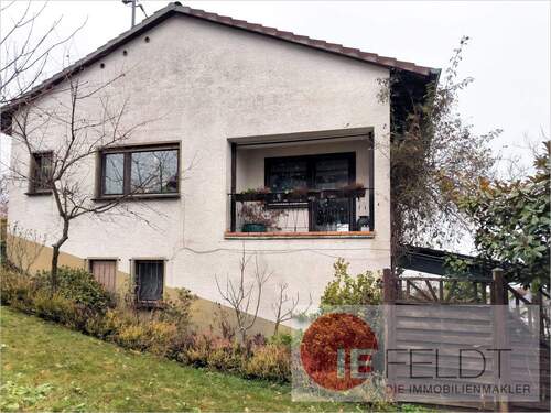 Seitensicht vom Haus - Provisionsfrei! Einfamilienhaus mit Hanggeschoss und großzügigem Garten