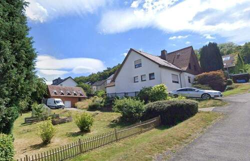 Straßenansicht - Attraktives Entwicklungsgrundstück mit Bestandshaus und Weitblick über Bielefeld