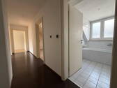 Flur mit Blick ins Badezimmer - Etagenwohnung mit 70,00 m&sup2; in Dachau zum Kaufen