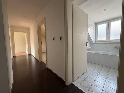 Flur mit Blick ins Badezimmer - Etagenwohnung mit 70,00 m&sup2; in Dachau zum Kaufen