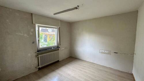 EG: Kinderzimmer - 6 Zimmer Mehrfamilienhaus, Wohnhaus in Bietigheim