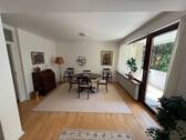 Wohnzimmer mit Balkonzugang - Etagenwohnung mit 82,00 m&sup2; in Hamburg zur Miete