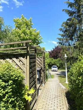 Weg zw.Haus und Stellplätzen - 