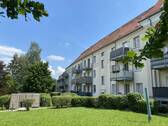 Hausansicht mit Grünanlage - Ab 01.12.25! Marienthal, Nähe HBK! Schöne 2-Raumwhg. mit EBK, Dachterasse und Stellpl.!