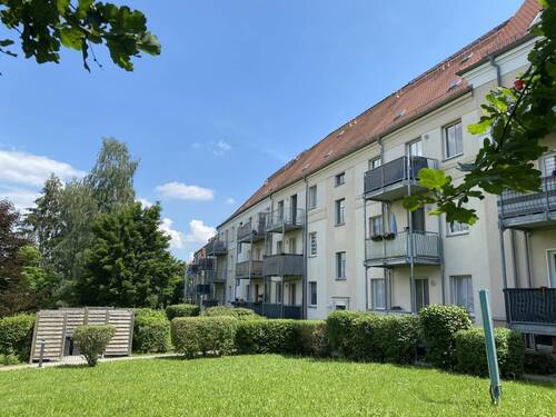 Hausansicht mit Grünanlage - Ab 01.12.25! Marienthal, Nähe HBK! Schöne 2-Raumwhg. mit EBK, Dachterasse und Stellpl.!