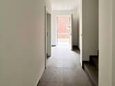 Hausflur Blickrichtung Hauseingang - 