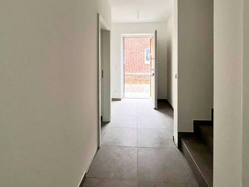 Hausflur Blickrichtung Hauseingang - 