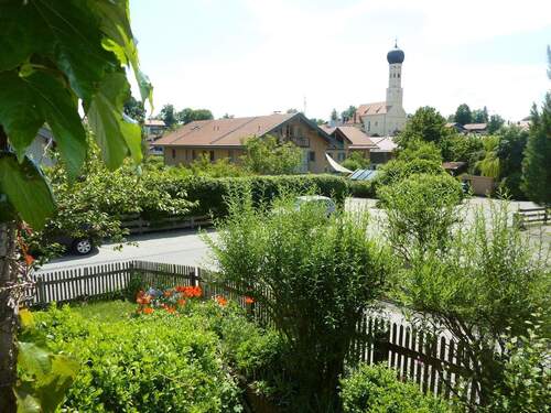 Ausblick im Sommer - *Sehr schöne, heimelige 3-Zi.-Wohnung mit ca. 176 m² Garten und Garage**