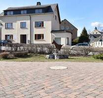 Gepflegtes Wohn- und Geschäftshaus Rathausplatz in MeinersdorfBüro- , Praxisfläche im Erdgeschoss zu vermieten - Burkhardtsdorf