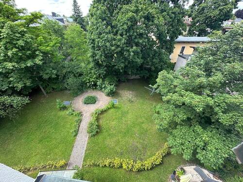 Gartenanlage von der Terrasse - 