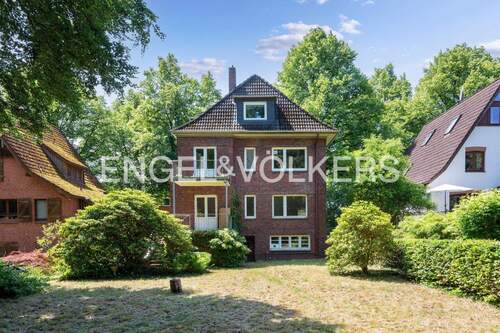 Hausansicht vom Garten - Zeitreise mit Potenzial: Charmante Kaffeemühle mit Traumgarten zum Verlieben