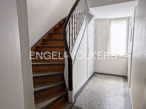 geschwungene Treppe im EG - Mehrfamilienhaus, Wohnhaus mit 189,00 m&sup2; in Hamburg zum Kaufen