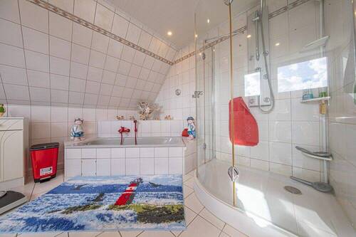 Mit Dusche und Wanne - 