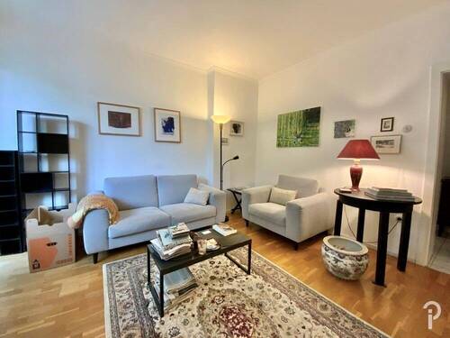 Wohnzimmer - Großzügige 2,5 Zimmer-Wohnung im Zentrum von Oberkassel mit Einbauküche und Balkon