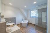 Dachgeschoss - Bad mit Wanne und Dusche - 