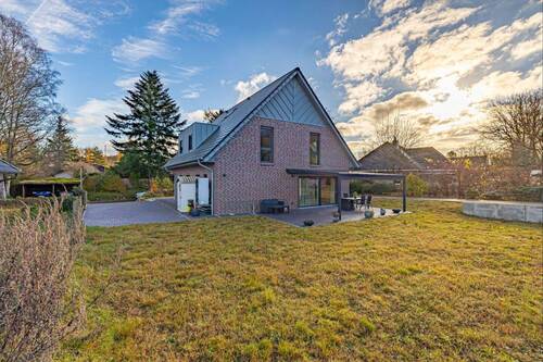 rückwärtige Hausansicht - Neugebautes Einfamilienhaus - Hochwertig ausgestattet & energieeffizient mit eigenem Stromspeicher