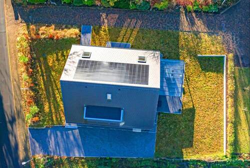 Luftaufnahme - integrierte Photovoltaik-Anlage im Dach - 