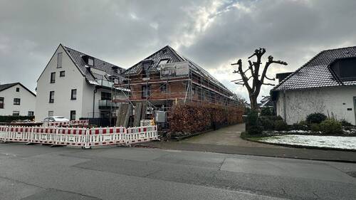 Bild 1 - Dachgeschosswohnung mit Loggia in KFW 40 QNG, in PB Zentrum