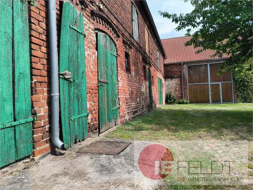 Stall mit Scheune im Hintergrund - Platz zum Leben und Arbeiten - idyllisches Anwesen mit zwei Wohneinheiten, Scheune, Garten & mehr