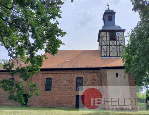 Kirche im Ort - 