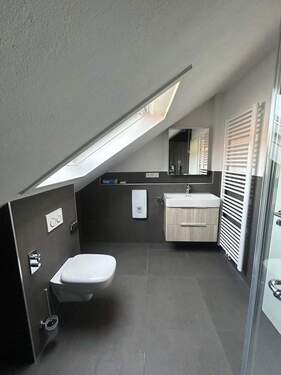 Bad - Moderne 3-Zimmer-Dachgeschosswohnung mit Balkon