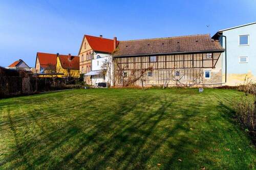 Garten mit Blick zum Haus - 