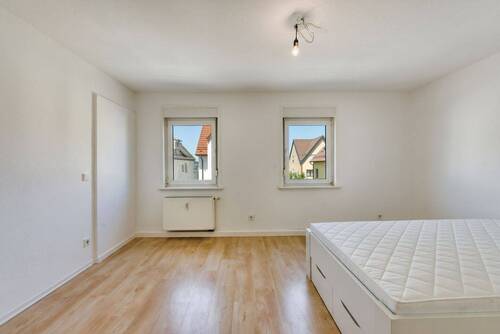 Zimmer rechts - Etagenwohnung mit 56,90 m&sup2; in Stuttgart zur Miete