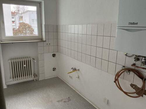 Küche mit weißem Fliesenspiegel - 3 Zimmer Etagenwohnung in Marburg