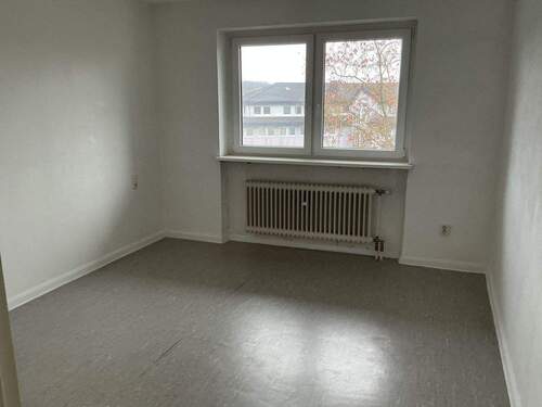 Zimmer 1 mit grauem PVC-Boden und weißen Wänden - Etagenwohnung mit 72,30 m&sup2; in Marburg zur Miete