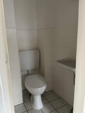 WC mit weißen Bodenfliesen - 