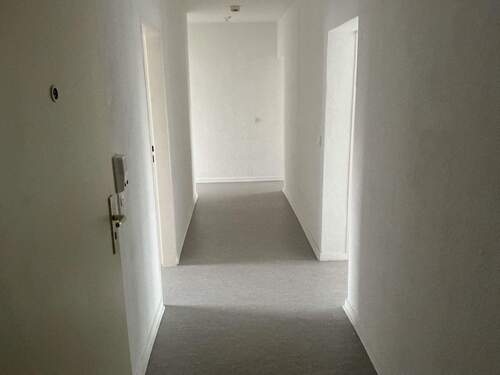 Flur mit grauem PVC-Boden und weißen Wänden - 