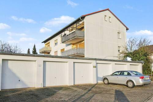 Seitenansicht mit Garagen - 2 Zimmer Mehrfamilienhaus, Wohnhaus zum Kaufen in Gundelsheim