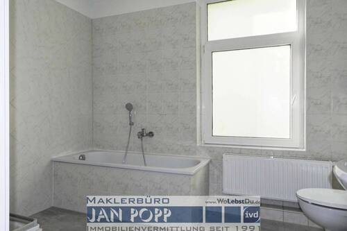 Tageslichtbad mit Wanne und Dusche - 