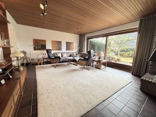 Großzügiges Wohnzimmer - 4 Zimmer Einfamilienhaus zum Kaufen in Norderstedt