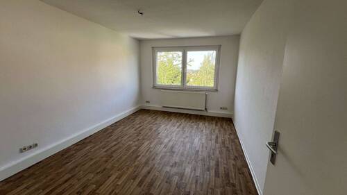 WOHNZIMMER unrenoviert - 2 Zimmer Etagenwohnung zur Miete in BORNA-Neukirchen
