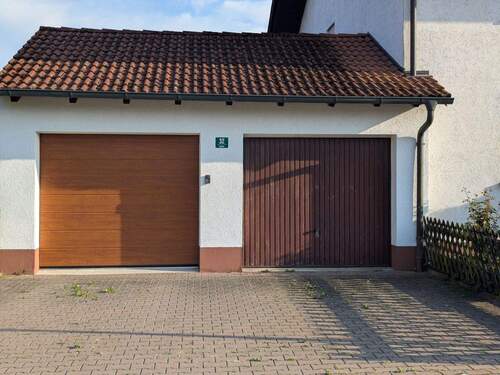 Einfahrt mit Garagen - 