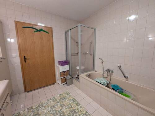 Bad mit Dusche und Wanne - 