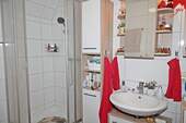Whg. 2: Badezimmer mit Dusche - 