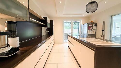 Moderne, helle Küche - 