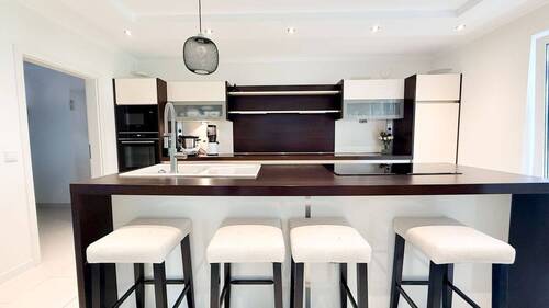 Küche mit Insel und Tresen - 