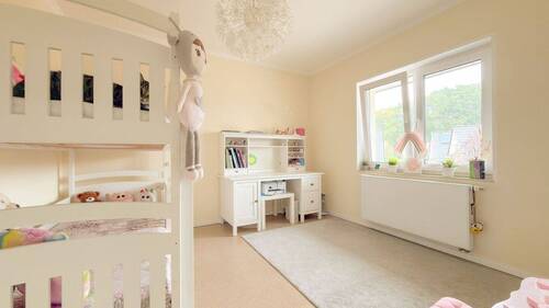 Helles Kinderzimmer mit Etagenbett - 