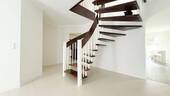 Offene Holztreppe im Flur - 